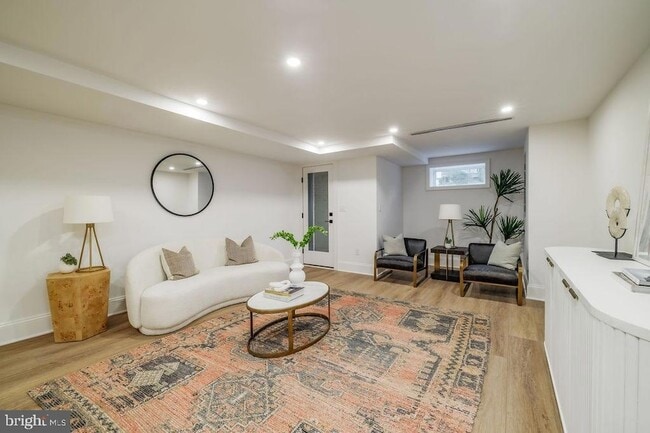 Building Photo - 2460 Ontario Rd NW