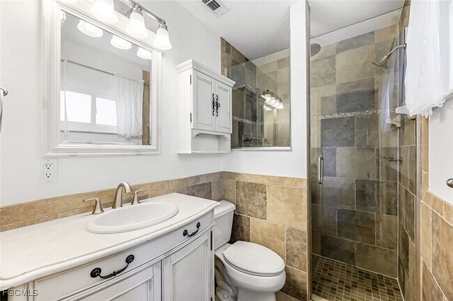 Building Photo - 17075 Edgewater Dr