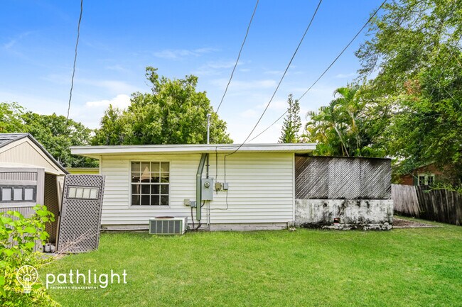 Building Photo - 1718 Sunset Pl