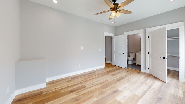 Building Photo - 1211 Hedge Ave