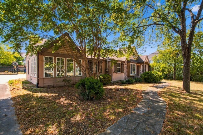 Building Photo - 2023 Galbraith Dr
