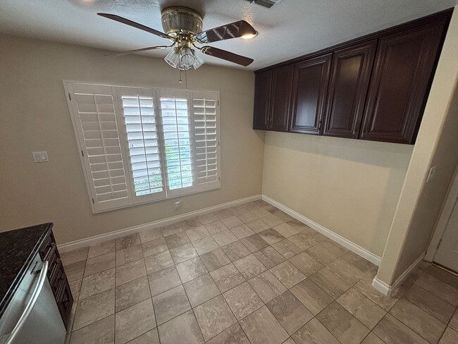 Building Photo - Beautiful 3 bed 2.5 bath townhouse in Spanish Trails!