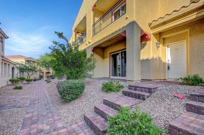 Building Photo - 3 Bedroom 2.5 Bath Townhome in Tuscany!