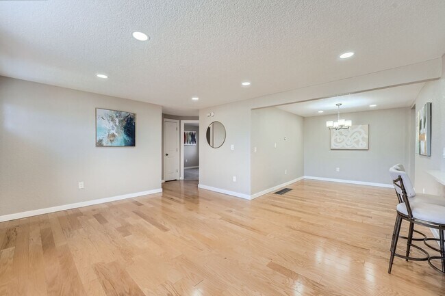Building Photo - Modern Elegance in West Arvada - Your Drea...