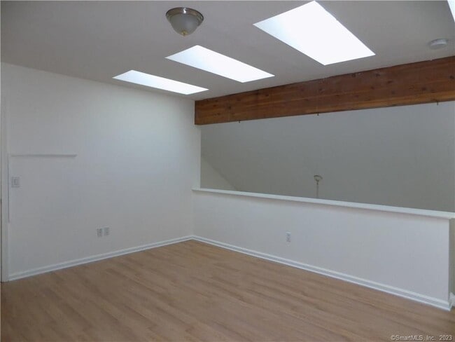 Building Photo - 112 Willow Springs