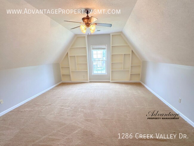 Building Photo - 1286 Creek Valley Dr
