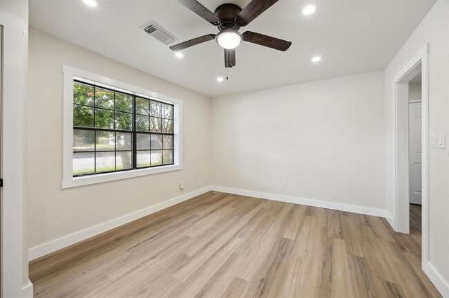 Building Photo - 1201 E Alamo St