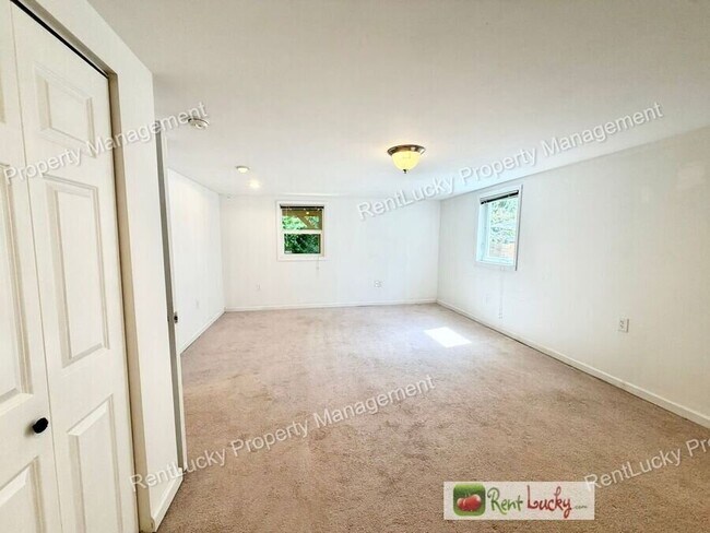Building Photo - 2130 Montvale Pl W