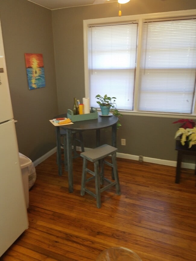 Building Photo - Quaint One BR Frog Rental - Steps from Park Circle with Private Yard!