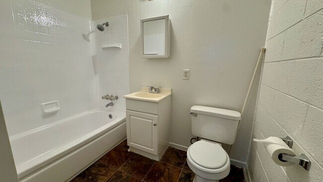 Building Photo - Move-in ready 1-bedroom condo