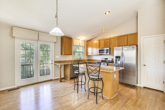 Building Photo - FENCED IN YARD!!!  Beautiful 4/3 UPDATED SF Home in Gaithersburg