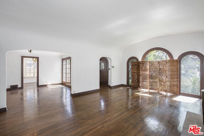 Building Photo - 131 N Citrus Ave