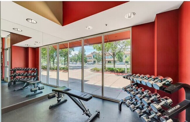 Building Photo - Epic REA - Great 1 BR/1 BA Condo w/Parking...