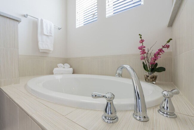 Building Photo - Fully Furnished Jax Beach Townhome