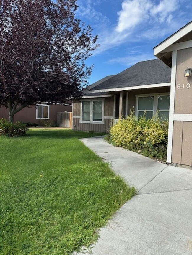 Building Photo - 3 Bedroom House for rent
