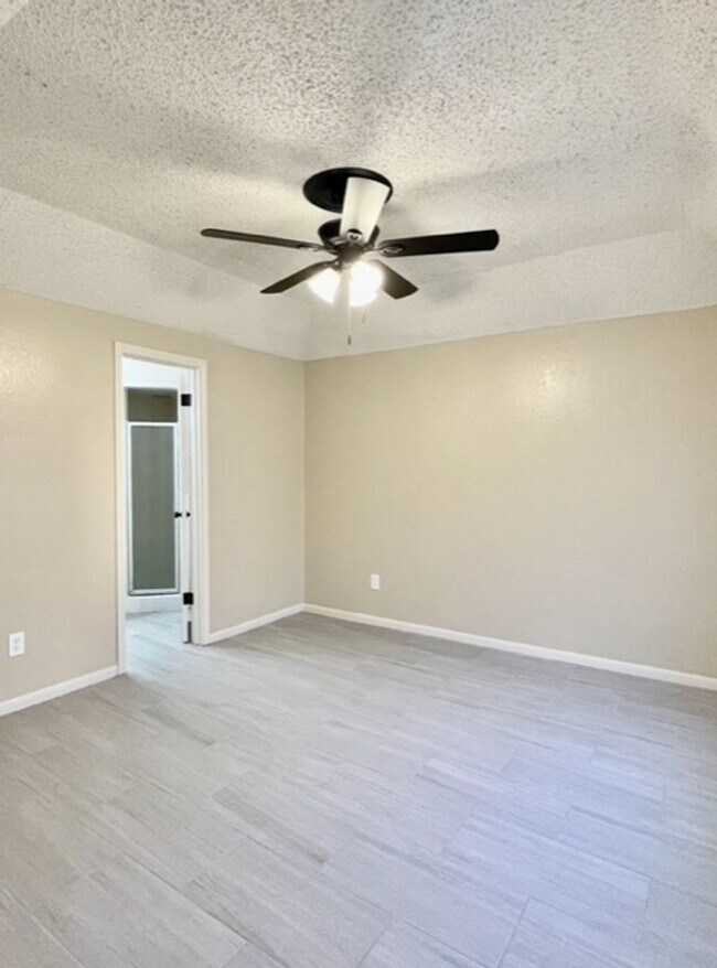 Building Photo - Single Family Home featuring 3 Bedrooms, 2 Baths, and 1 Car Garage
