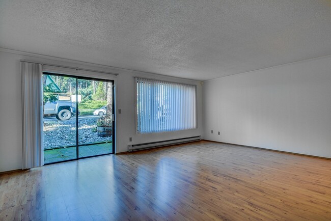 Building Photo - 3 BR / 2.5BA Townhouse Condo – Woodside Co...