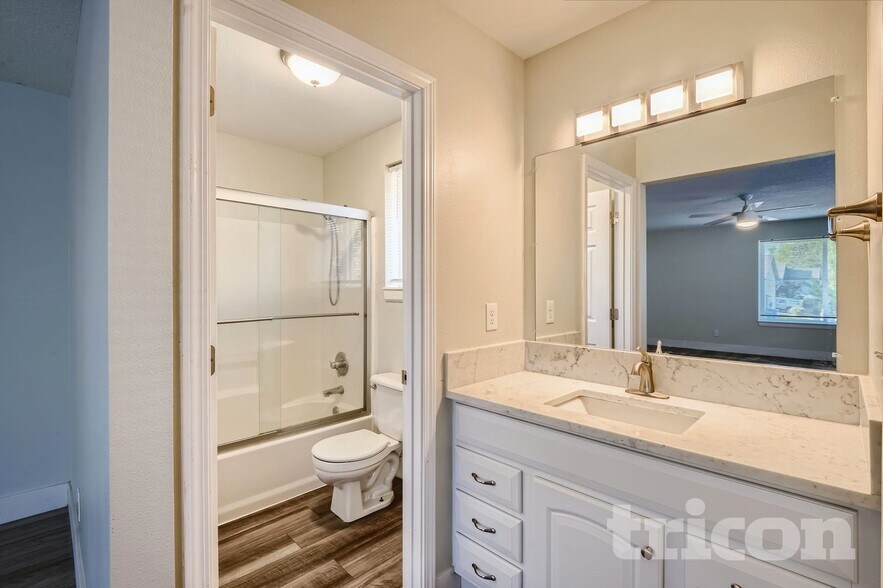 Building Photo - 13911 SE Alimaria Dr