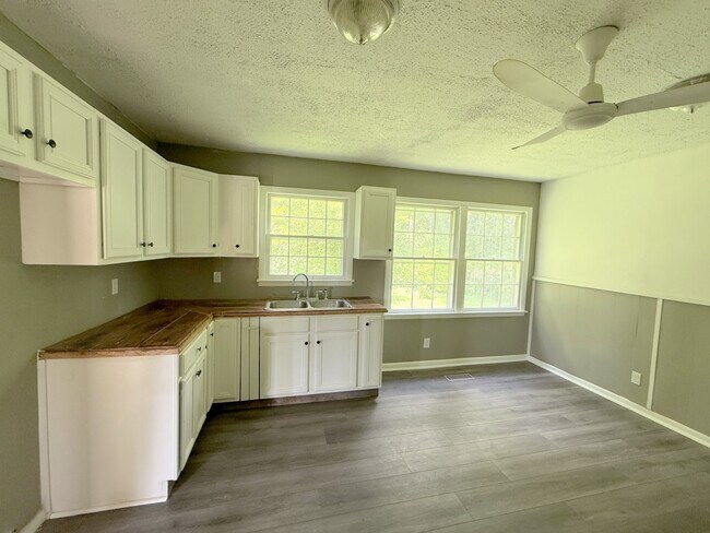 Building Photo - 3015 Shadow Lawn Dr NW