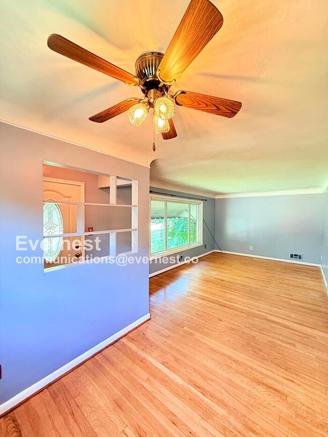 Building Photo - W/D Included! Single-Family Home w/ Centra...