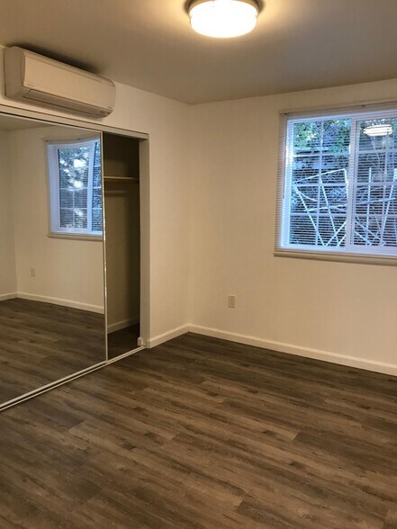 Building Photo - 5041 Alhama Dr