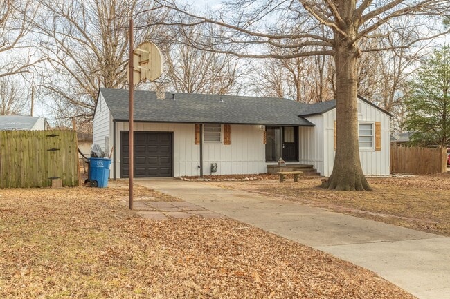 Building Photo - Beautiful 3 bedroom 1 bath, Available in April!