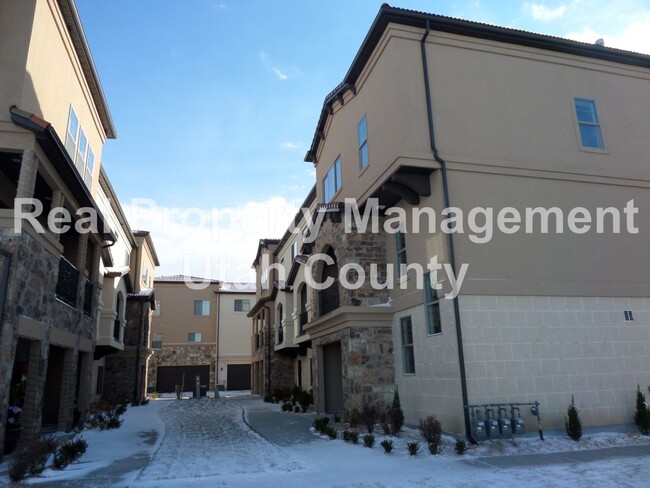 Building Photo - Highland Townhome In Gated Community Half ...