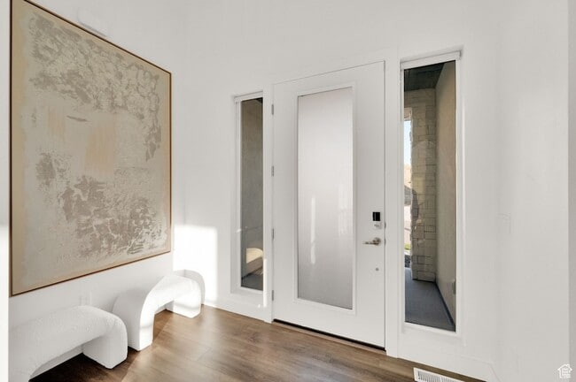 Building Photo - 1722 Oakridge Cir