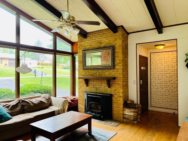 Building Photo - Charming 3 Bedroom Christiansburg Home