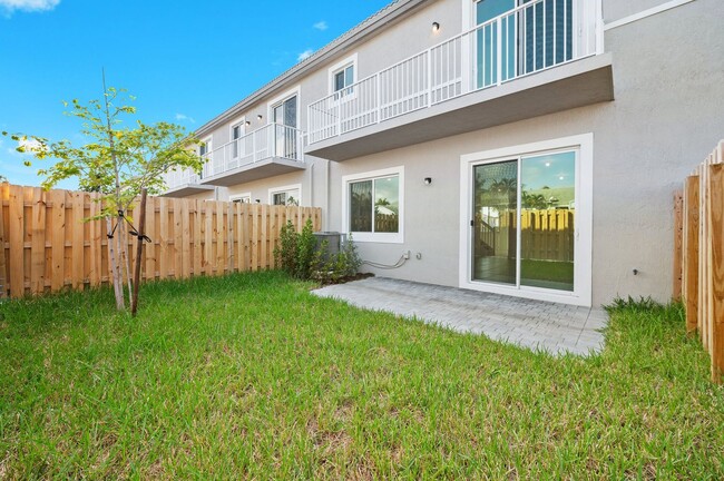 Building Photo - Brand new 3 bed 3.5 bath Townhouse with ya...