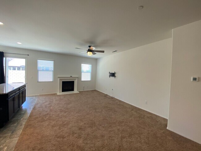 Building Photo - Rosamond 4 bedroom