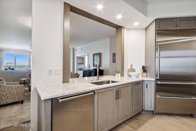 Building Photo - 426 Beachside Pl