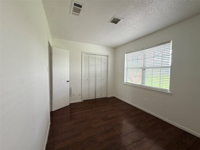 Building Photo - 7700 Creekbend Dr