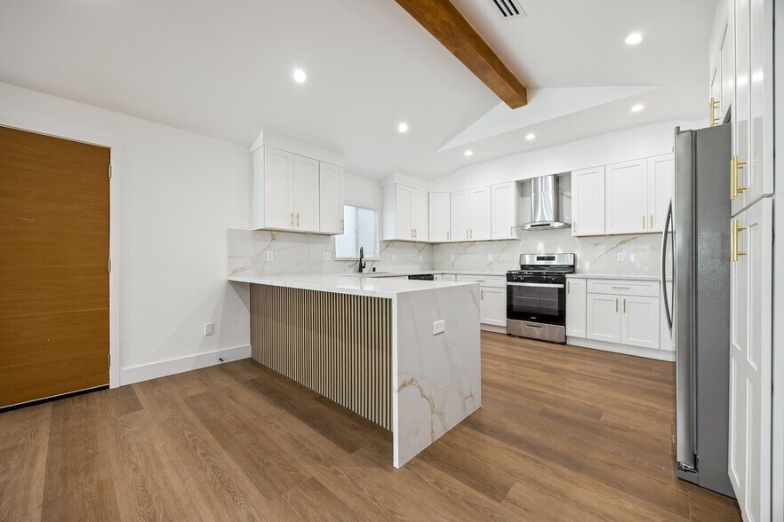 Building Photo - 212 W 64th St