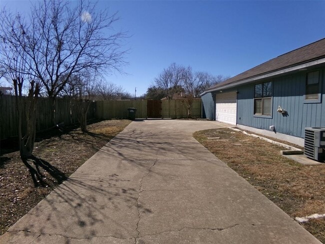 Building Photo - 1913 Killarney Dr