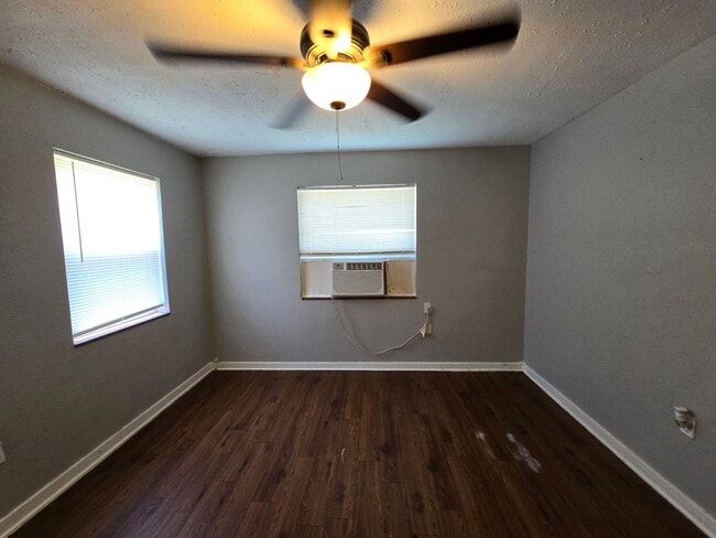 Building Photo - 1 bedroom 1 bath duplex in Navy Point!