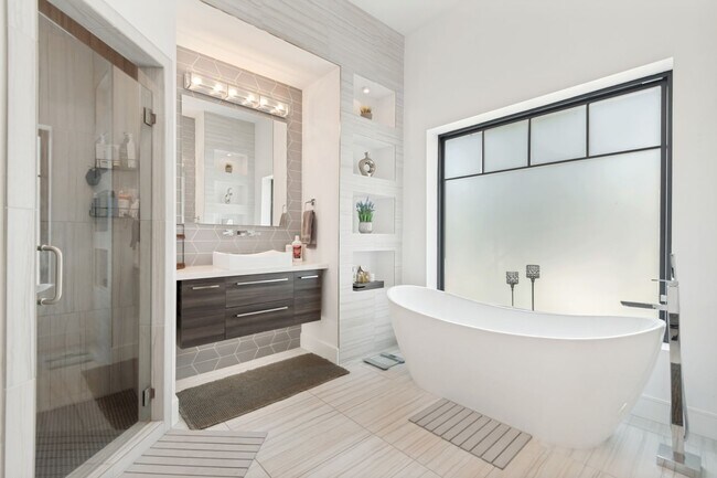 Building Photo - Fully Furnished Luxury Home In The Avenues