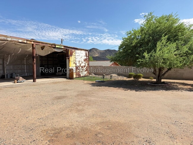 Building Photo - 4213 W Cheyenne Dr