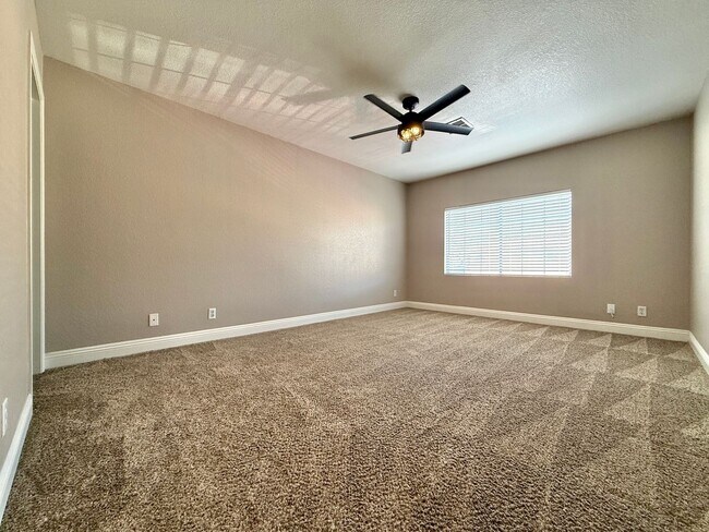 Building Photo - 2bedroom Townhouse near Wigwam Pkwy and Eastern ready for immediate move in!