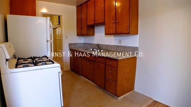 Building Photo - 734 Linden Ave