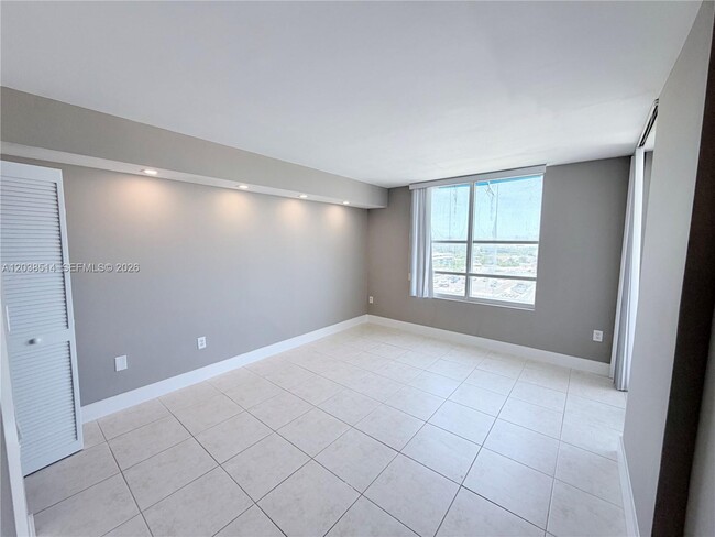 Building Photo - 1800 Sunset Harbour Dr