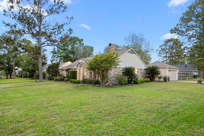 Building Photo - 2335 Eaglerock Dr