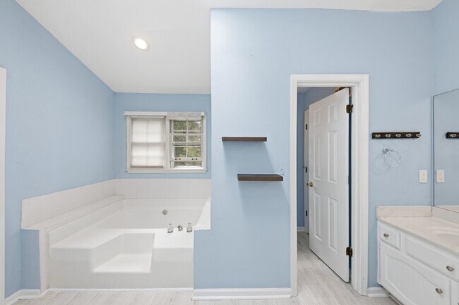 Building Photo - 310 Crescentview Ct