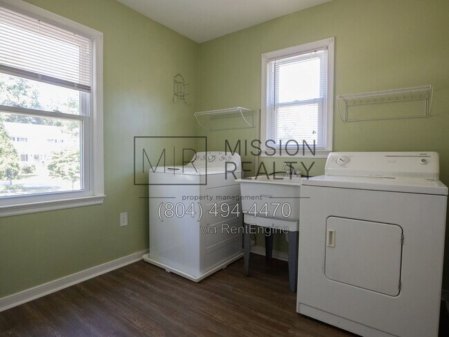 Building Photo - 7750 Robinwood Dr