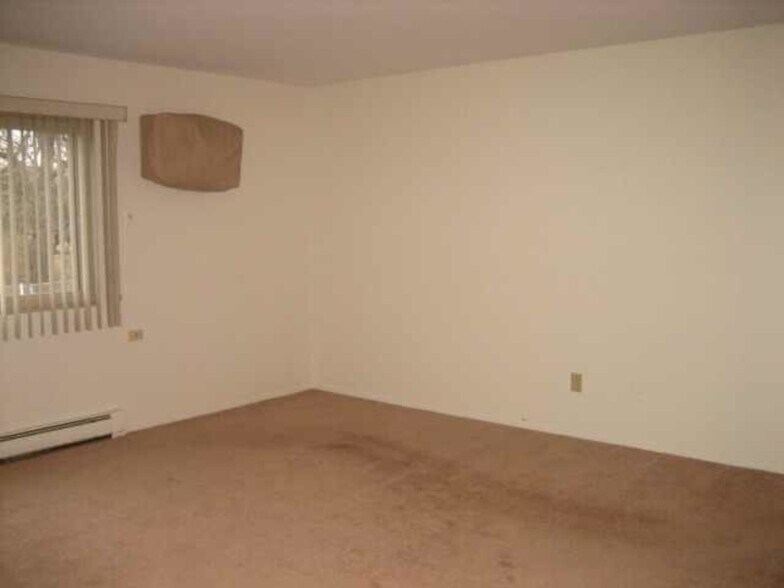 Building Photo - 125 Twin Oaks Dr