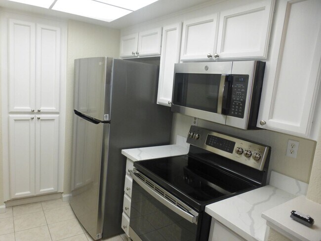 Building Photo - Townhouse 2 bedrooms, 2 1/2 baths, 2 car g...