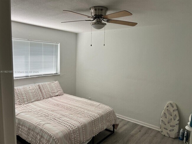 Building Photo - 500 E Country Club Cir