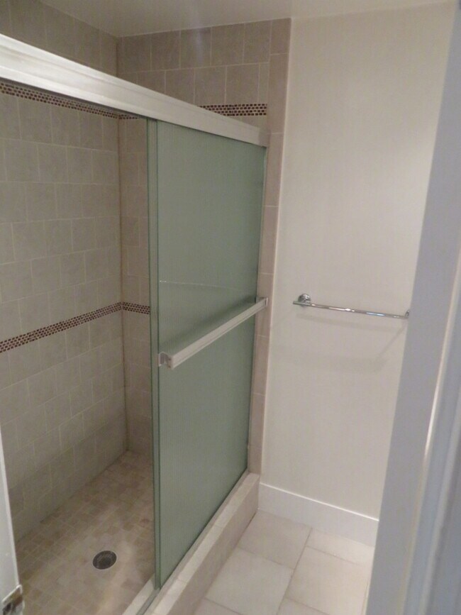 Building Photo - 932 Brantwood Ave