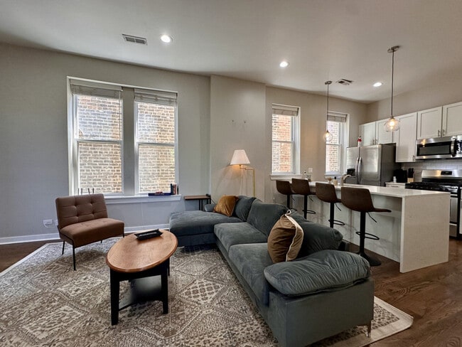 Building Photo - 736 N Throop St