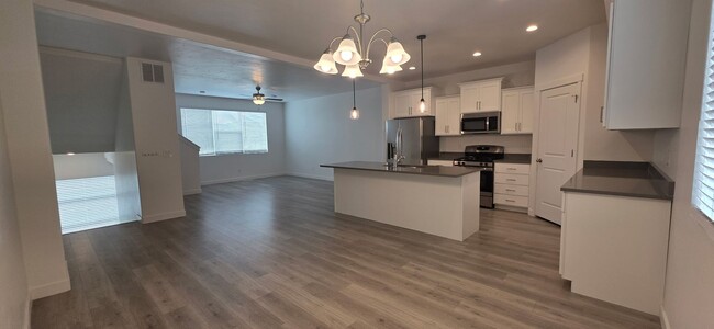 Building Photo - Rockwell Townhome in American Fork - For Rent - 3 Bedroom 2.5 Bath - Pool & Clubhouse